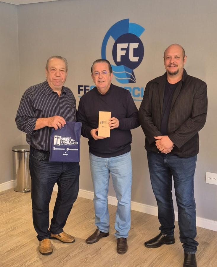 O deputado federal Luiz Carlos Motta entre Roberto Previde e Vitor Roberto, que estiveram coordenando sua campanha na região | Foto: Divulgação